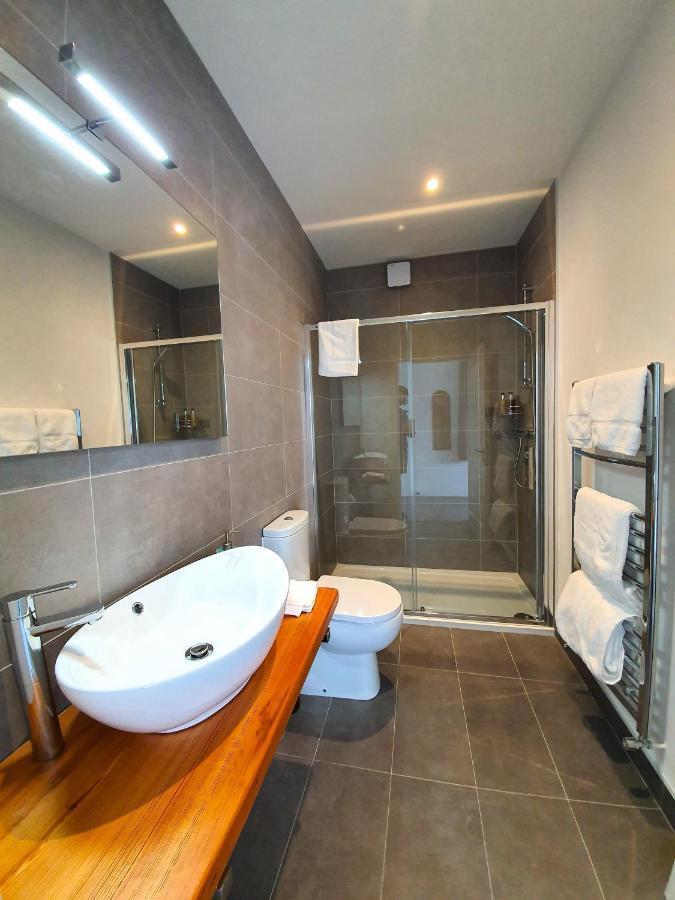 Dingle Garden Townhouse B&B 외부 사진 A wet room