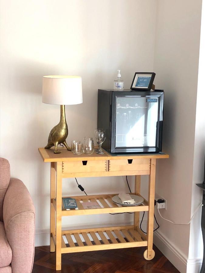 Dingle Garden Townhouse B&B 외부 사진 A mini-fridge in a hotel room