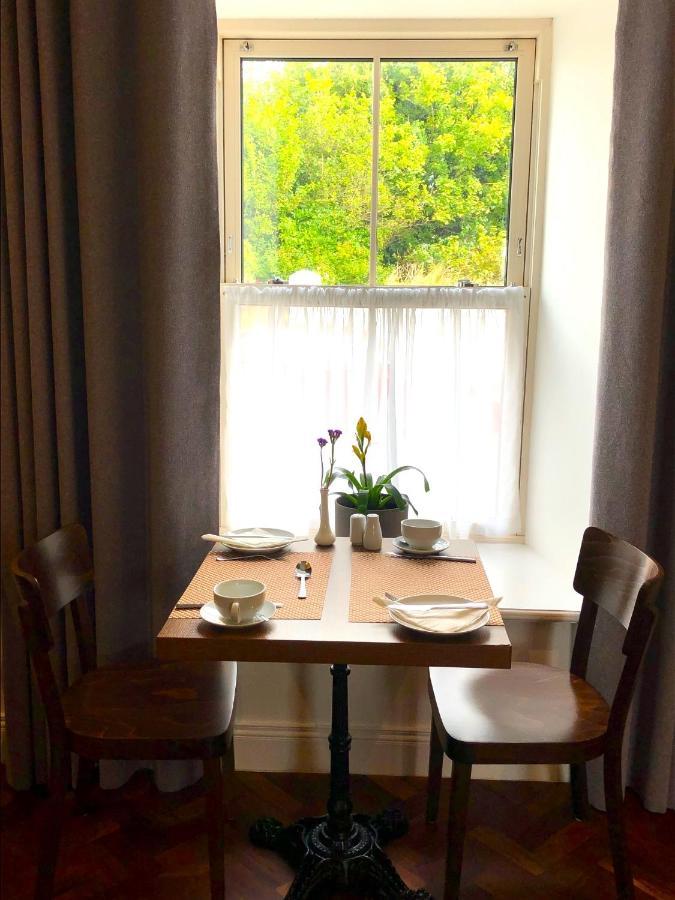 Dingle Garden Townhouse B&B 외부 사진 A table set for breakfast