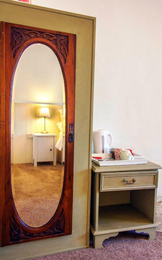 Dingle Garden Townhouse B&B 외부 사진 A room at the hotel