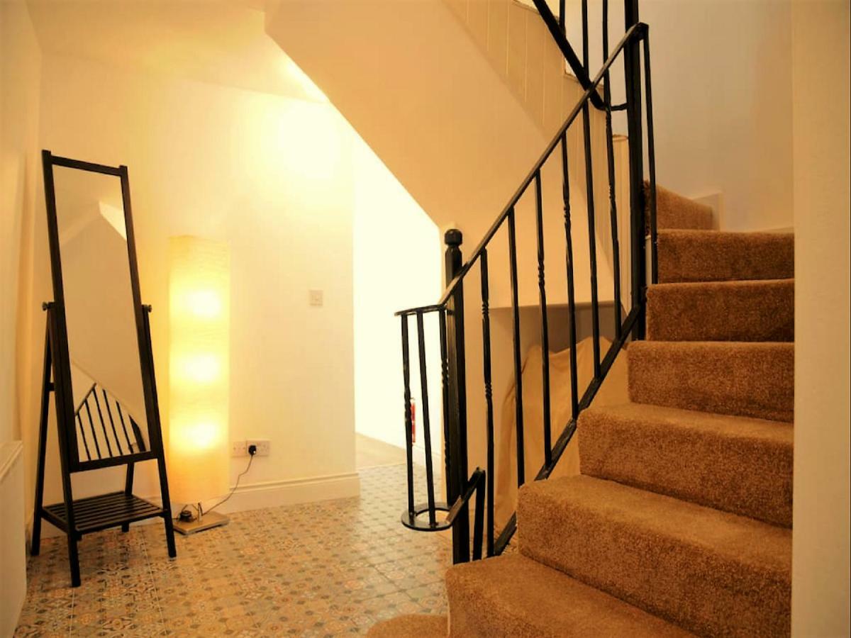 Dingle Garden Townhouse B&B 외부 사진 A staircase with a handrail