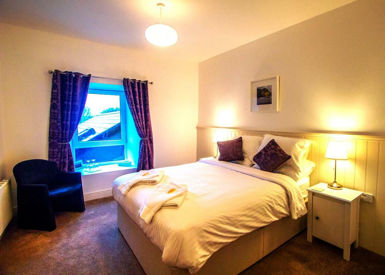 Dingle Garden Townhouse B&B 외부 사진 A bedroom at the Old Post Office