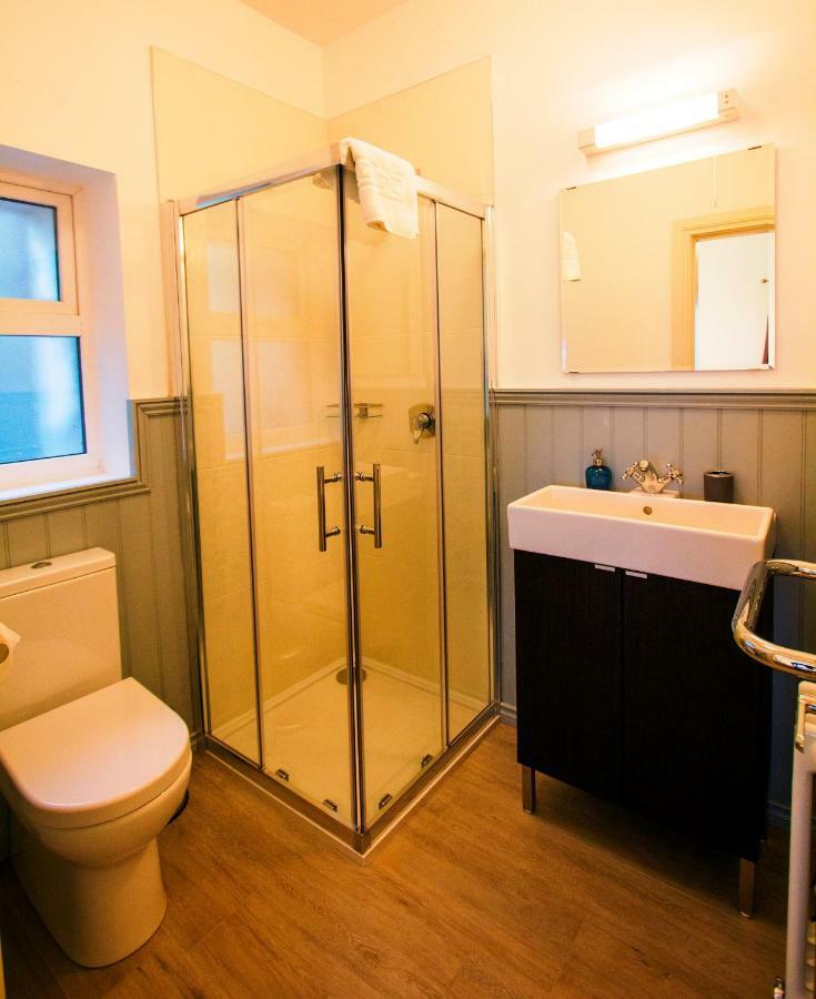 Dingle Garden Townhouse B&B 외부 사진 A shower enclosure